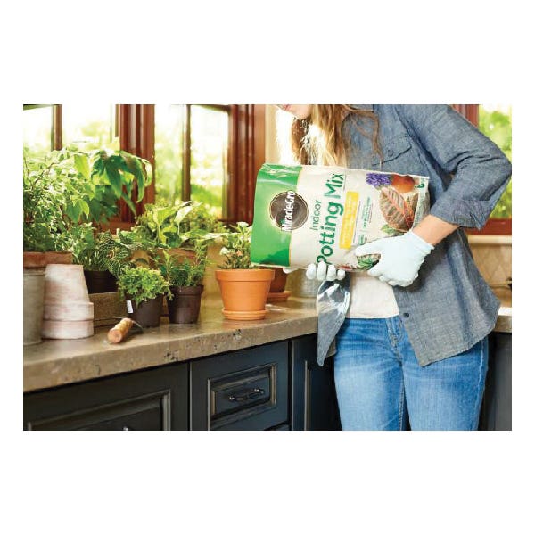 Miracle-Gro Indoor Potting Soil Mix, 4 to 6 in Coverage Area, 6 qt
