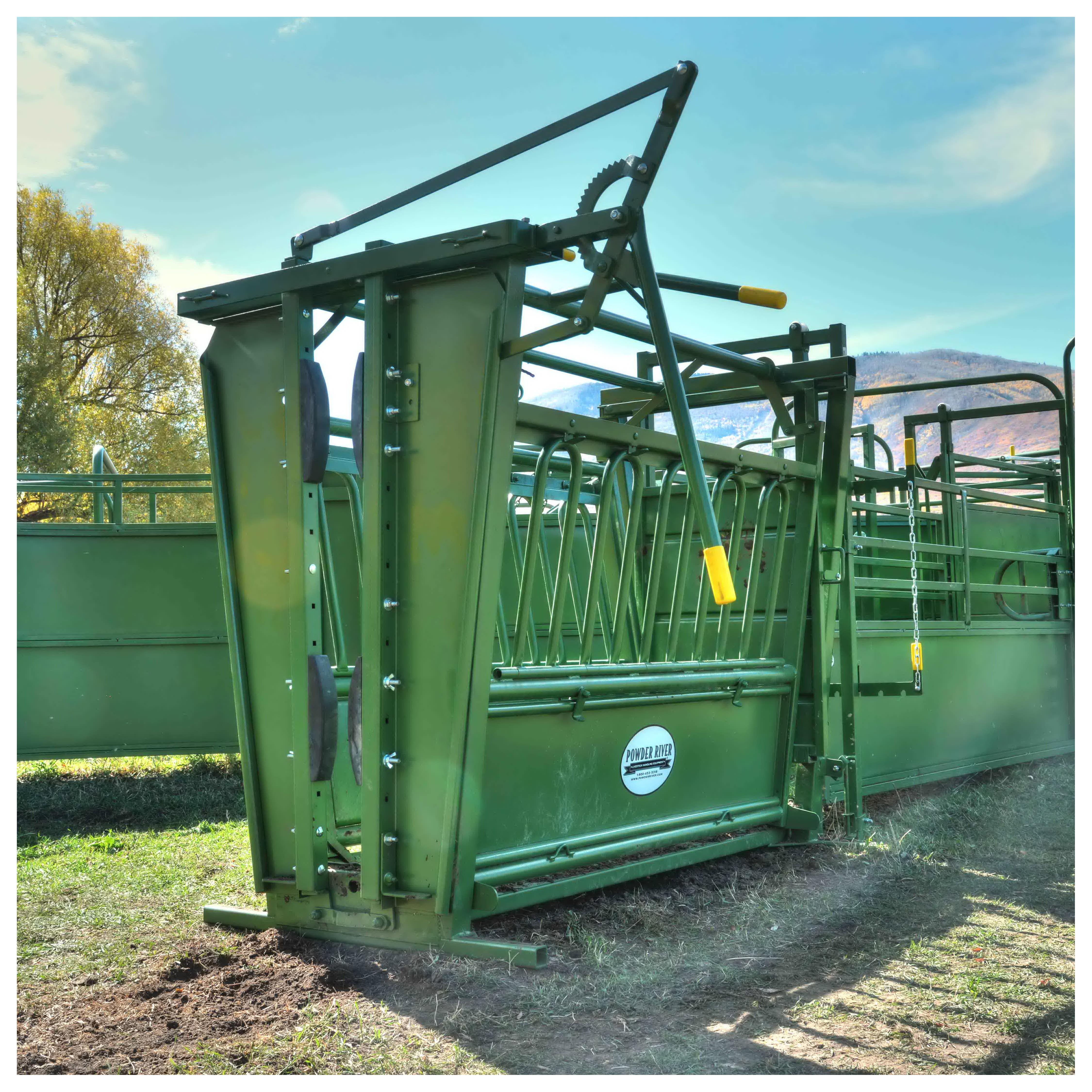 Powder River 1500 Series Manual Squeeze Chute, 88 in OAL