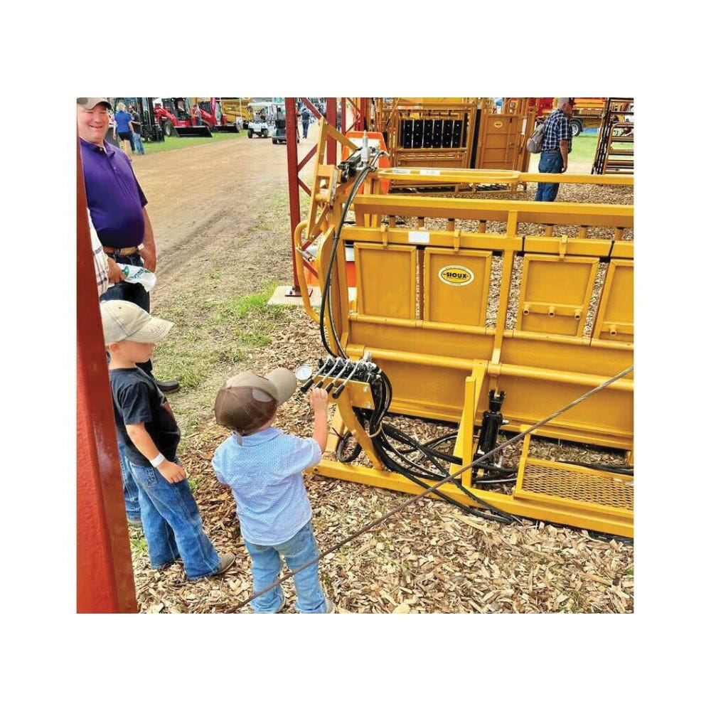 HiQual Hydraulic Calf Chute, 7 ft 2 in OAL, 4 ft 7 in OAW, 5 ft 11 in OAH, Steel