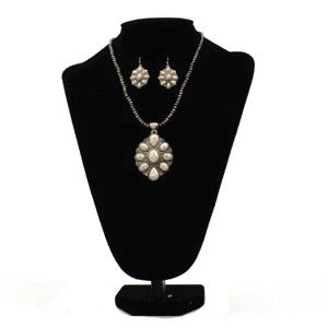 Blazin Roxx Women's Jewelry Set, Floral Pendant
