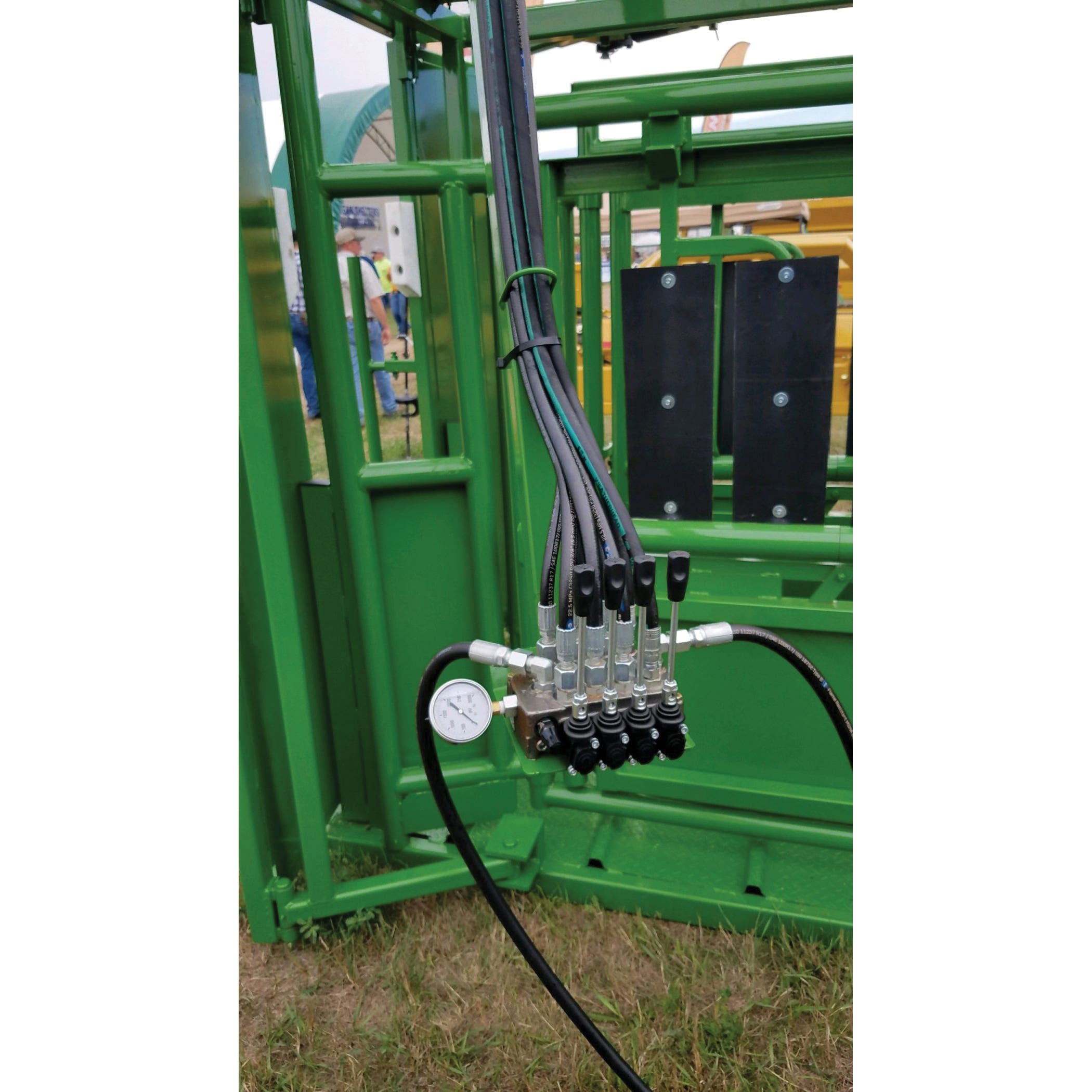 Real Tuff Hydraulic Squeeze Chute, 149 in OAL, 38 in OAW
