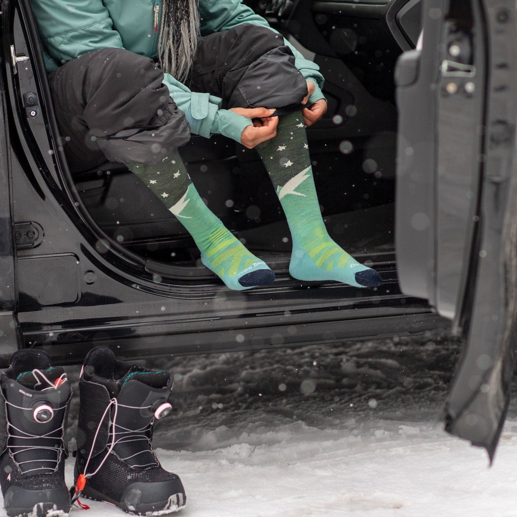 Darn Tough Women's Aurora Over-The-Calf Lightweight Ski & Snowboard Sock - 921052