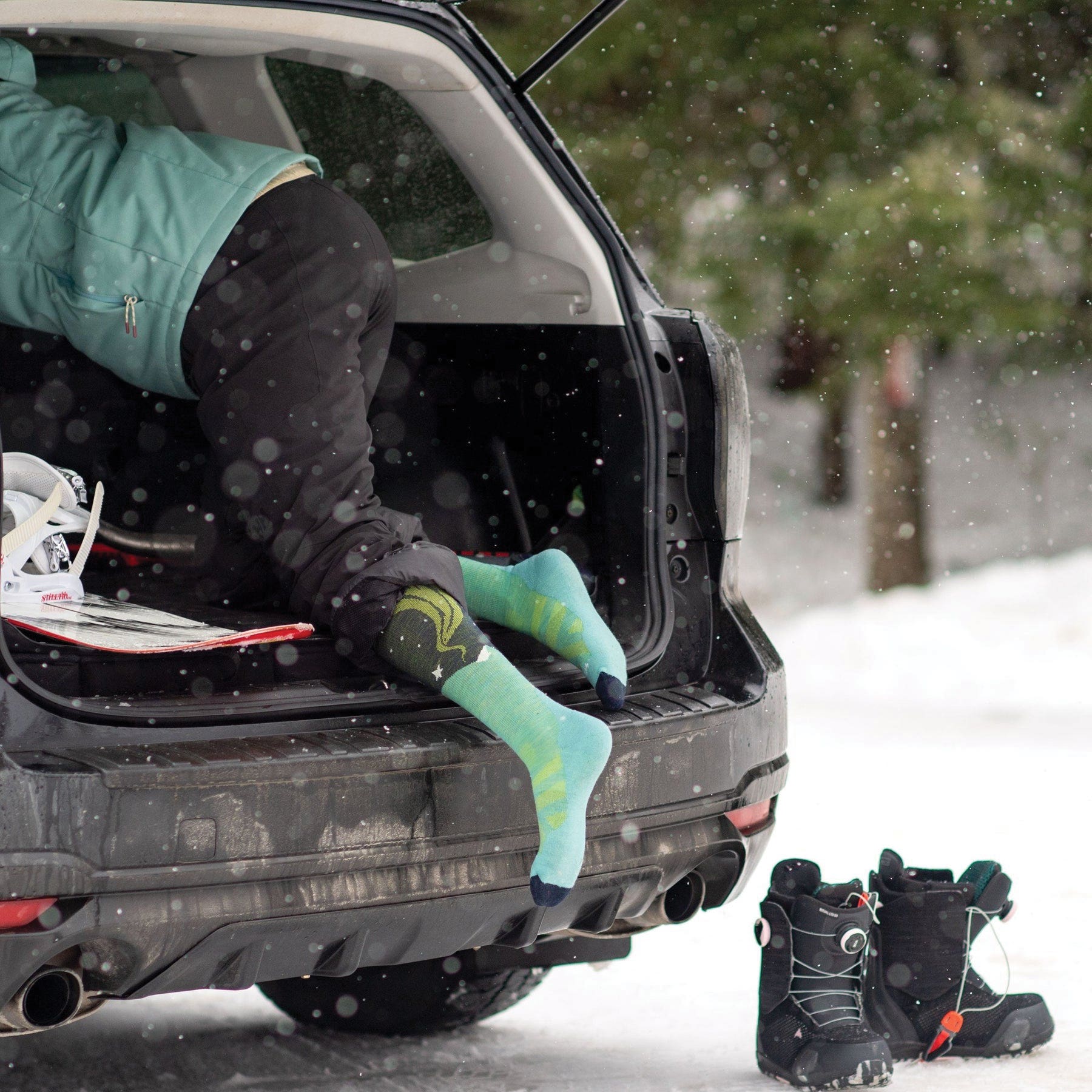 Darn Tough Women's Aurora Over-The-Calf Lightweight Ski & Snowboard Sock - 921052