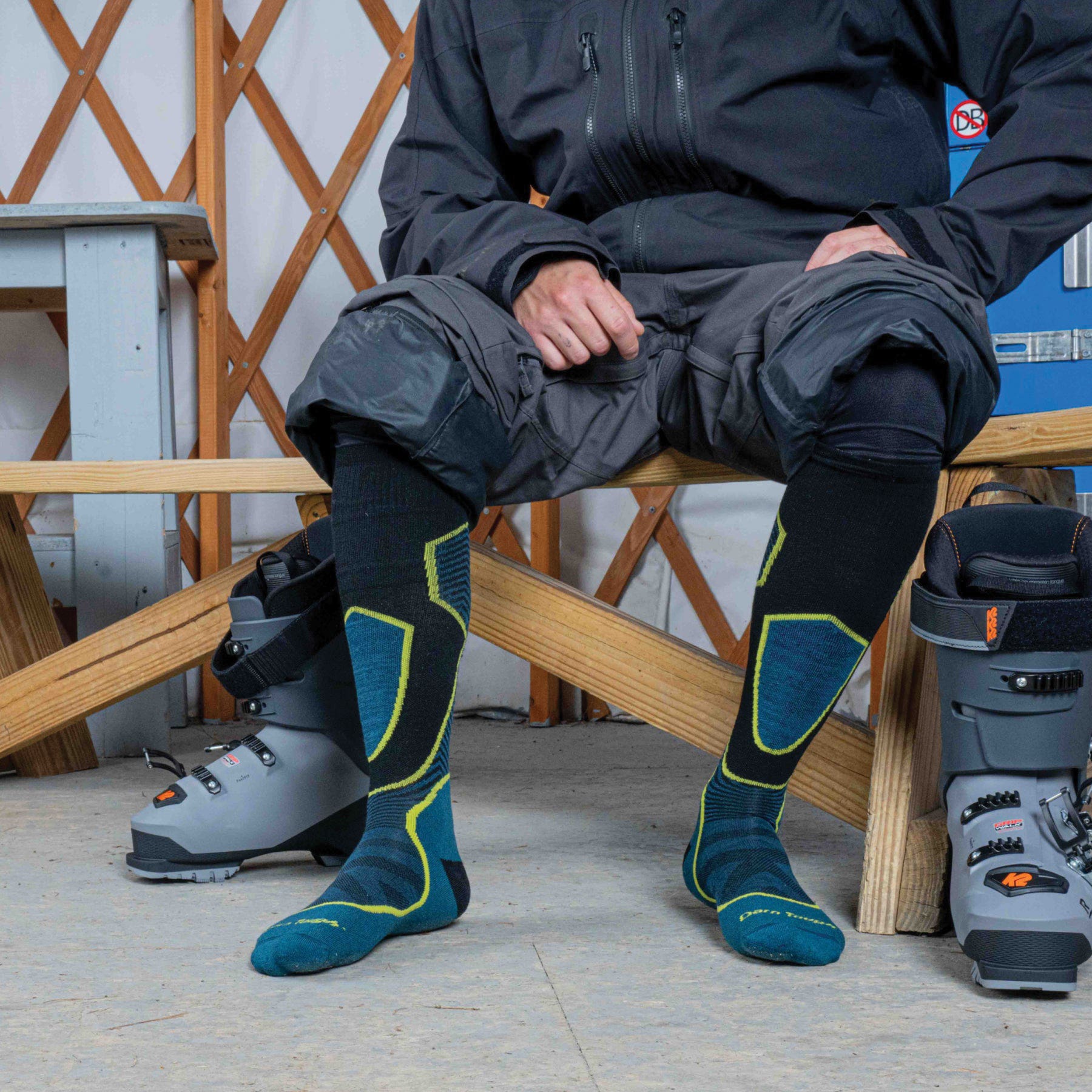 Darn Tough Men's Outer Limits Over-the-Calf Lightweight Ski & Snowboard Sock - 921216