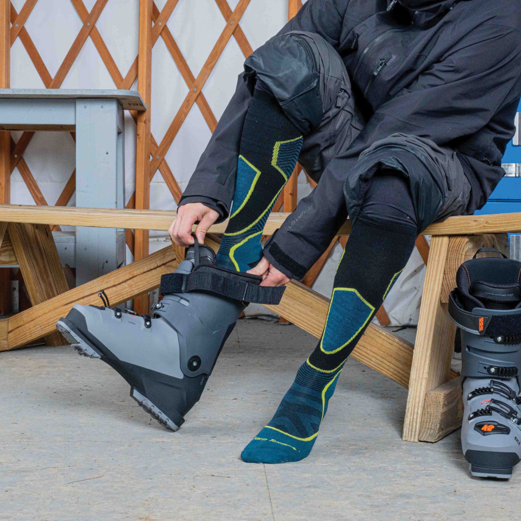 Darn Tough Men's Outer Limits Over-the-Calf Lightweight Ski & Snowboard Sock - 921216