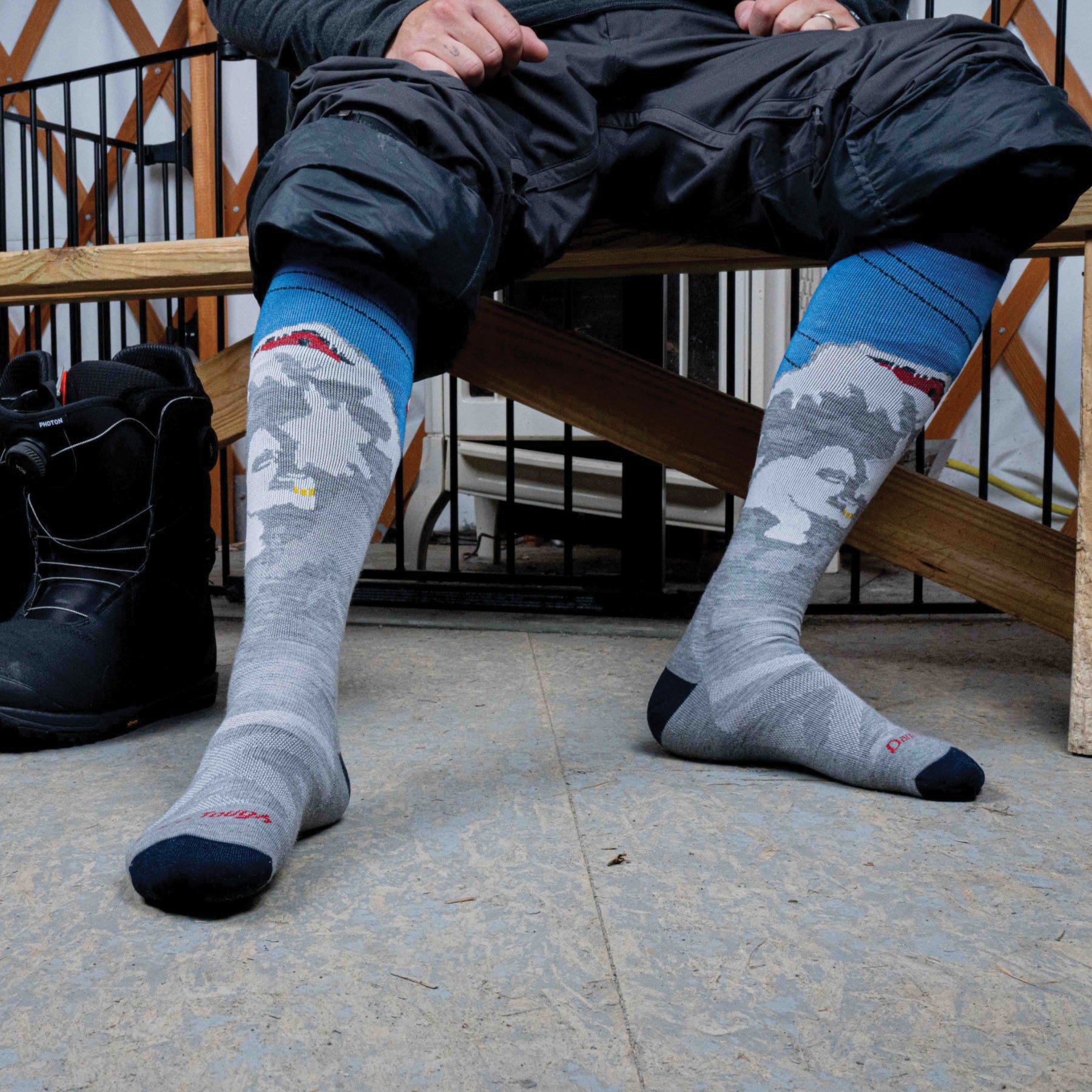 Darn Tough Men's Heady Yeti Over-the-Calf Midweight Ski & Snowboard Sock XL Gray