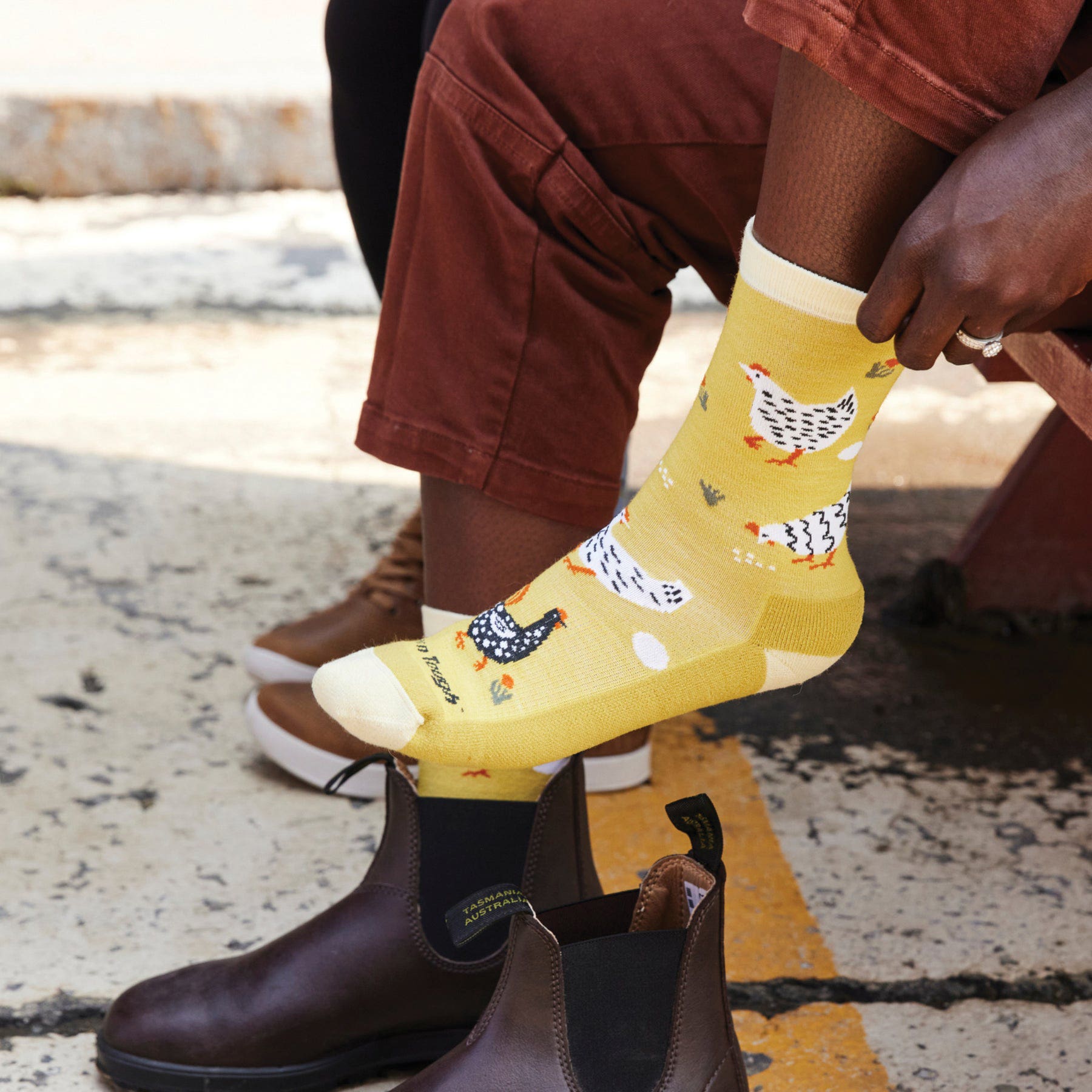 Darn Tough Vermont Women's Mother Clucker Crew Lightweight Lifestyle Sock, Sunny, S