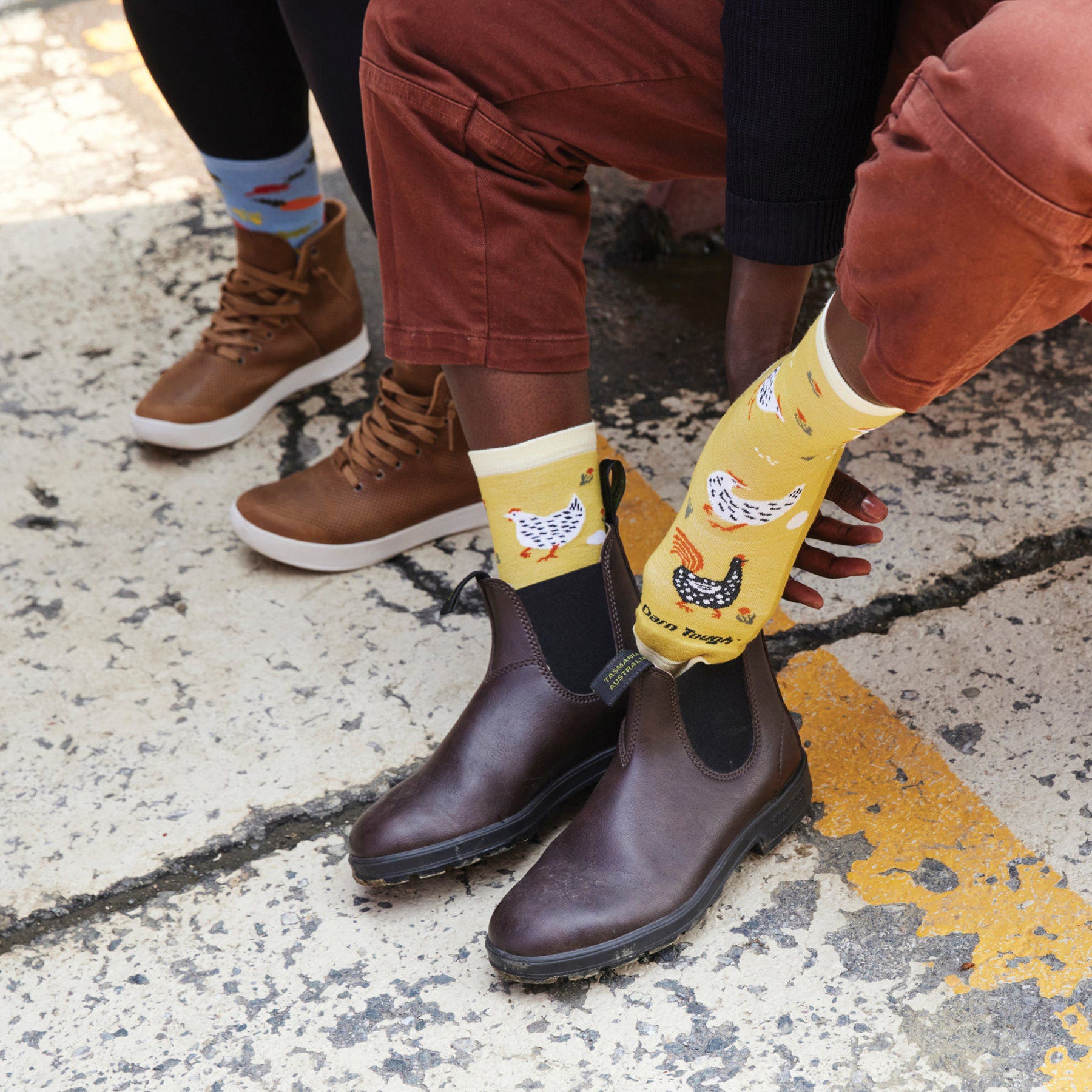 Darn Tough Vermont Women's Mother Clucker Crew Lightweight Lifestyle Sock, Sunny, S