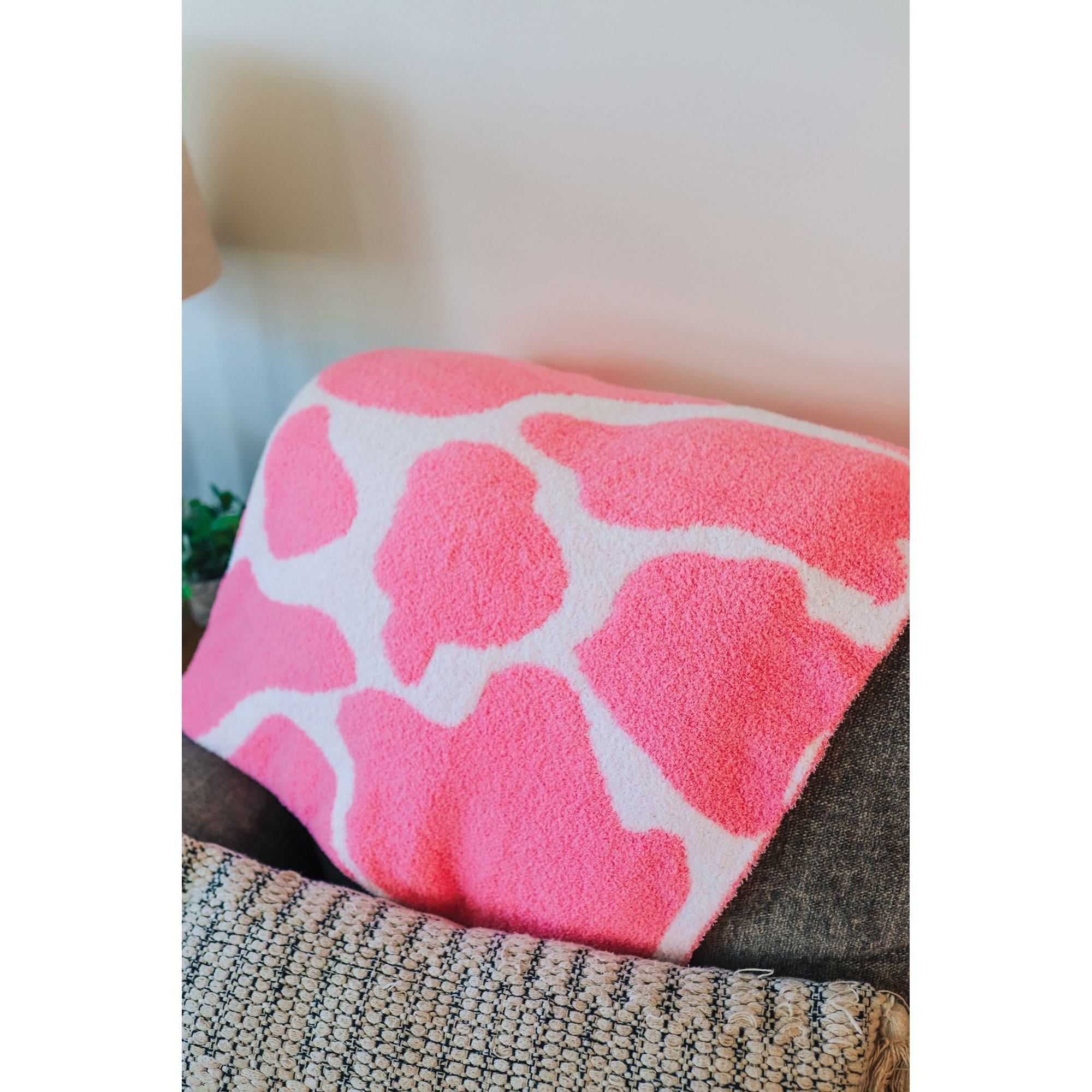 MidWestern Merch BLKT006 Throw Blanket, Cowhide Pattern, Pink
